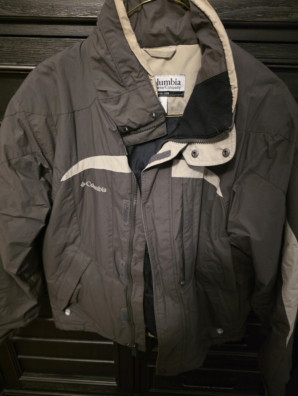 Men's Columbia ski and snowboard jacket in size Medoum GREY AND BEIGE